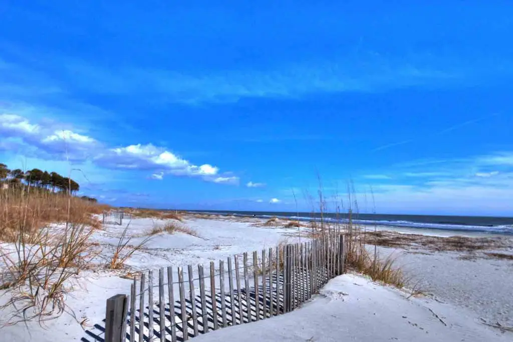 Fantastic Vacation Condo Close to Beach w/Free WiFi, AC, W/D, Shared Pool/Tennis