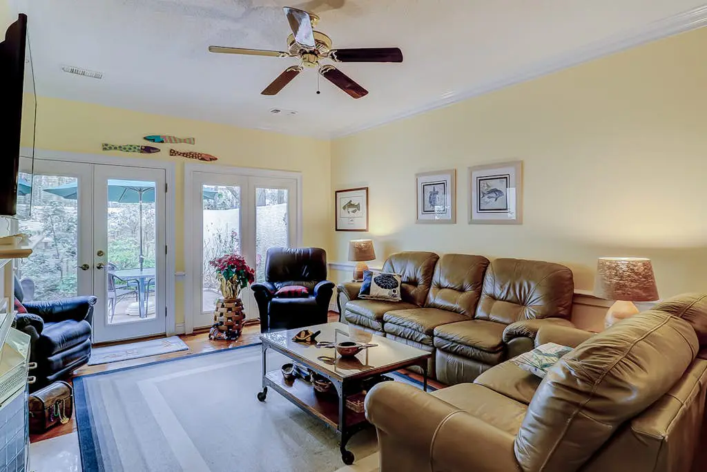Townhouse Ideally Located Close to Beach w/Shared Pool, Free WiFi, AC, W/D