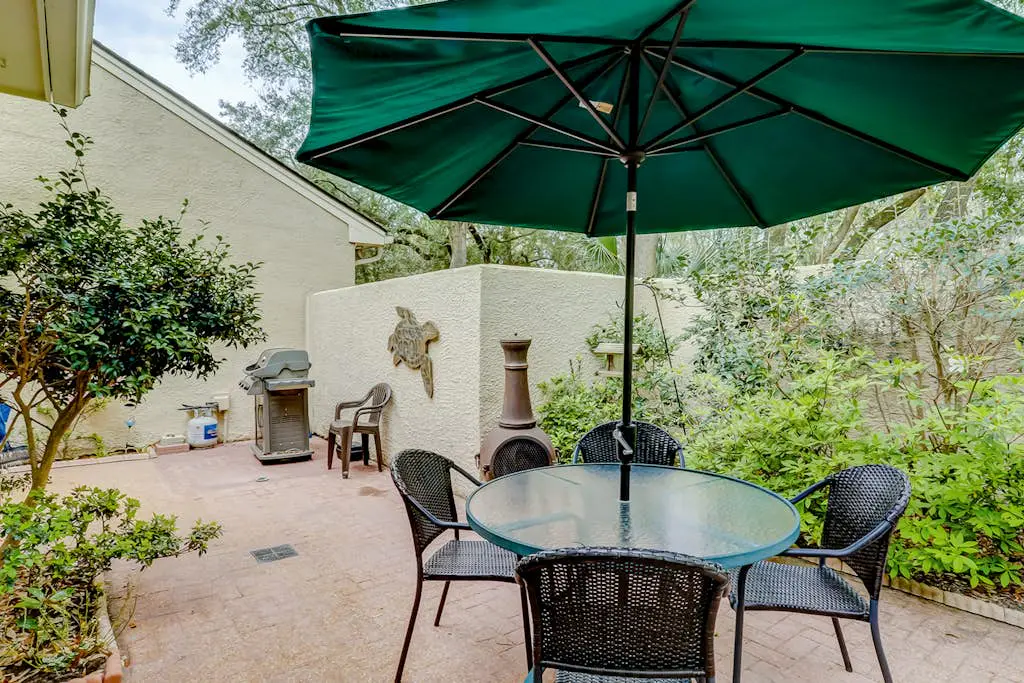 Townhouse Ideally Located Close to Beach w/Shared Pool, Free WiFi, AC, W/D
