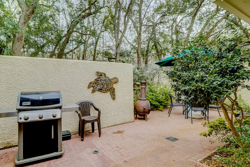 Townhouse Ideally Located Close to Beach w/Shared Pool, Free WiFi, AC, W/D