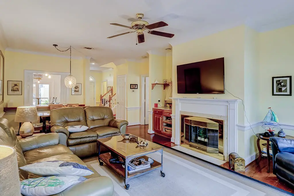 Townhouse Ideally Located Close to Beach w/Shared Pool, Free WiFi, AC, W/D