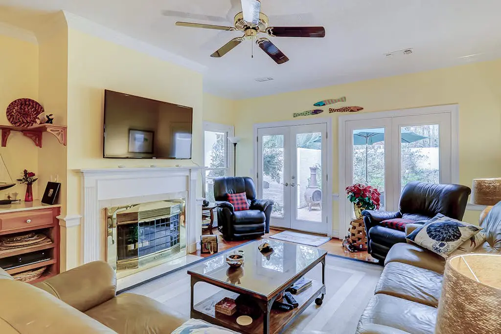 Townhouse Ideally Located Close to Beach w/Shared Pool, Free WiFi, AC, W/D