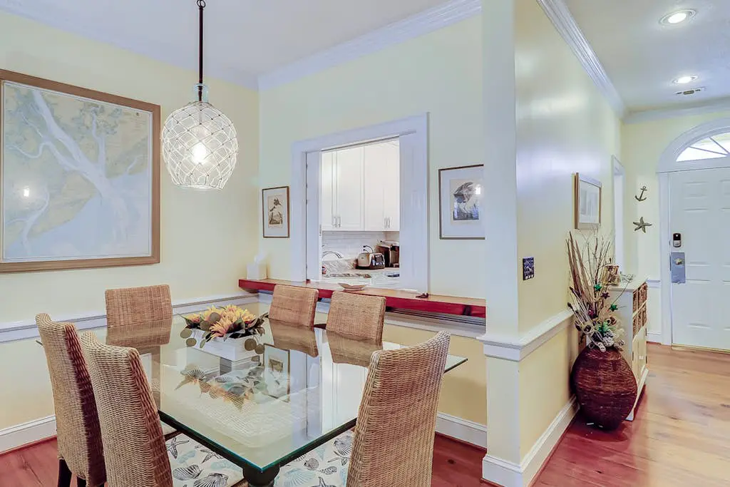 Townhouse Ideally Located Close to Beach w/Shared Pool, Free WiFi, AC, W/D