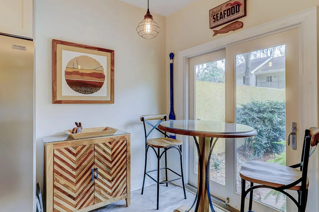Townhouse Ideally Located Close to Beach w/Shared Pool, Free WiFi, AC, W/D