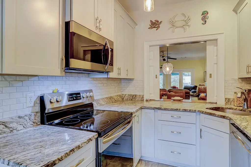 Townhouse Ideally Located Close to Beach w/Shared Pool, Free WiFi, AC, W/D