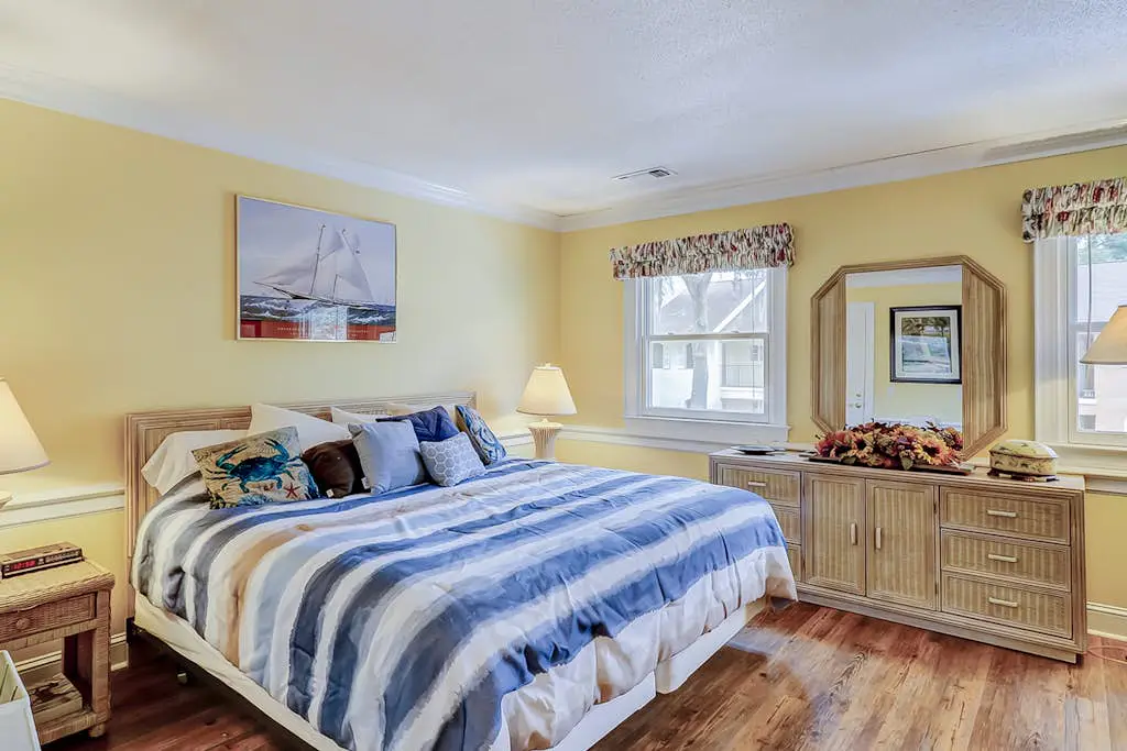 Townhouse Ideally Located Close to Beach w/Shared Pool, Free WiFi, AC, W/D
