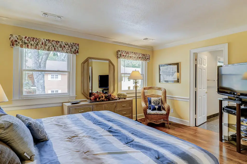 Townhouse Ideally Located Close to Beach w/Shared Pool, Free WiFi, AC, W/D