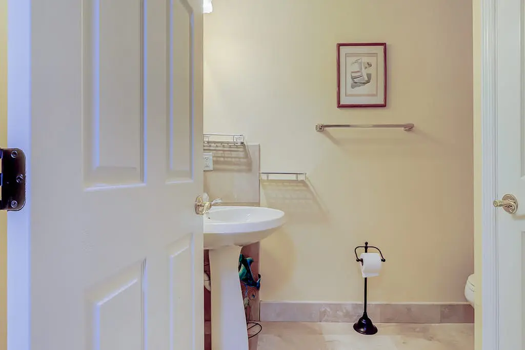 Townhouse Ideally Located Close to Beach w/Shared Pool, Free WiFi, AC, W/D
