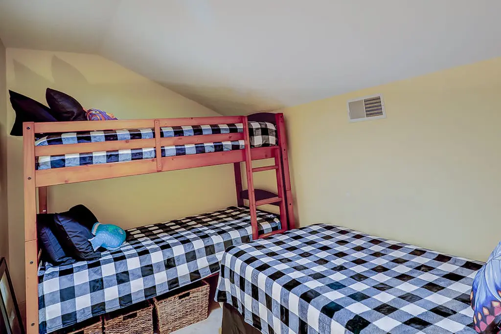 Townhouse Ideally Located Close to Beach w/Shared Pool, Free WiFi, AC, W/D