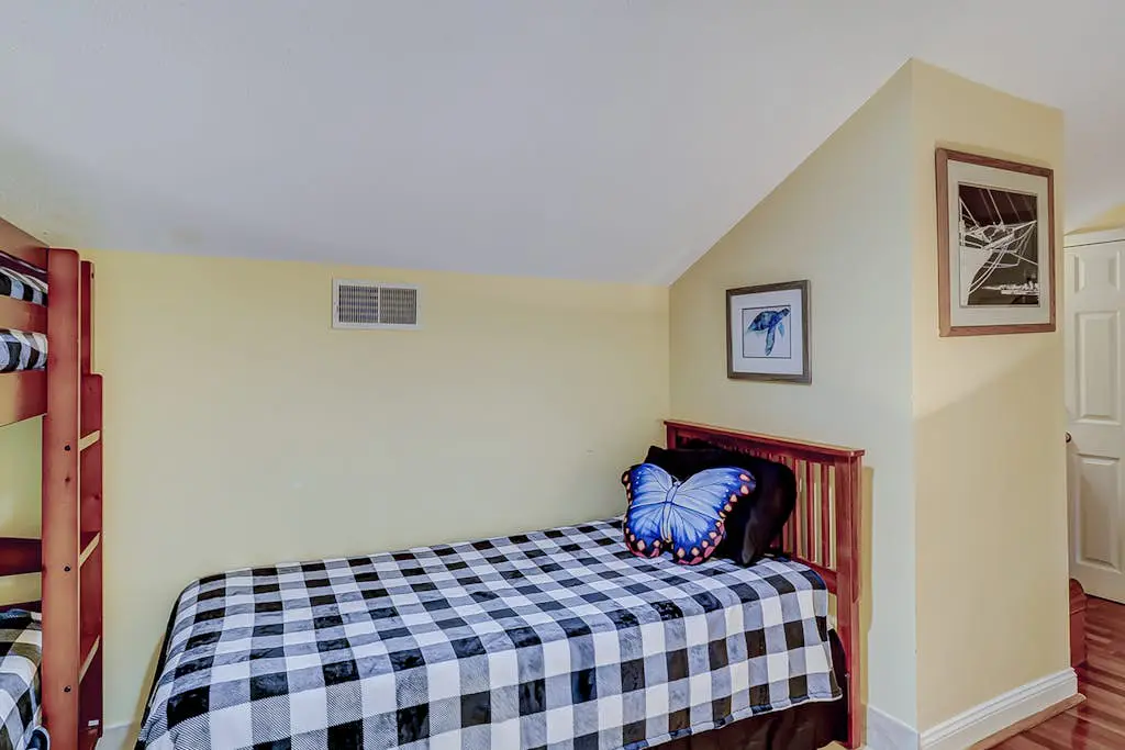 Townhouse Ideally Located Close to Beach w/Shared Pool, Free WiFi, AC, W/D