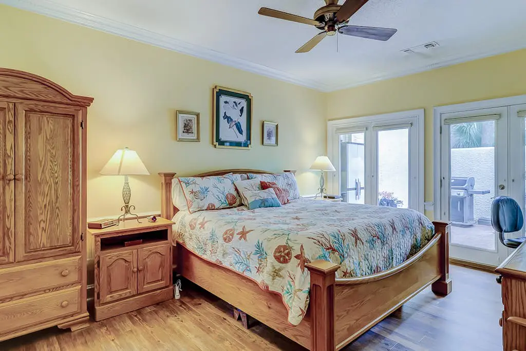 Townhouse Ideally Located Close to Beach w/Shared Pool, Free WiFi, AC, W/D