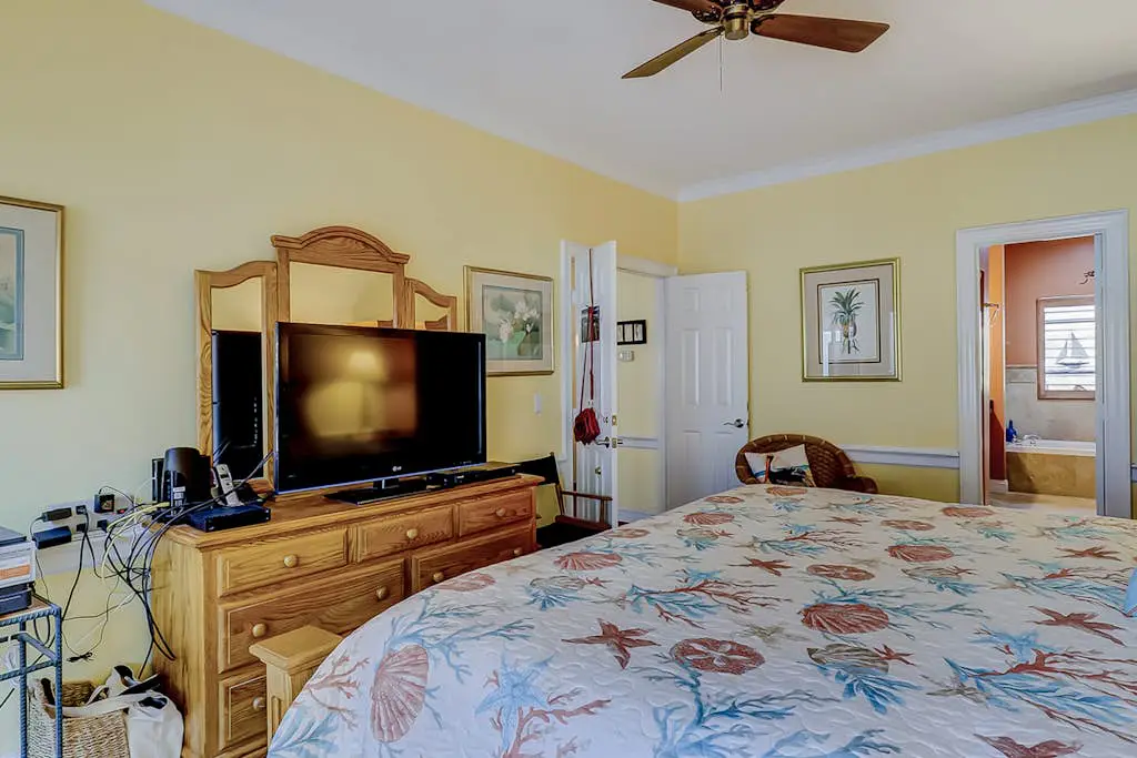 Townhouse Ideally Located Close to Beach w/Shared Pool, Free WiFi, AC, W/D