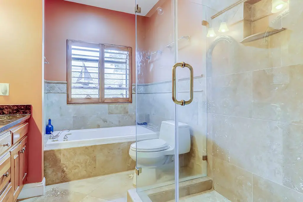 Townhouse Ideally Located Close to Beach w/Shared Pool, Free WiFi, AC, W/D