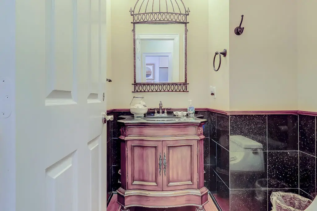 Townhouse Ideally Located Close to Beach w/Shared Pool, Free WiFi, AC, W/D