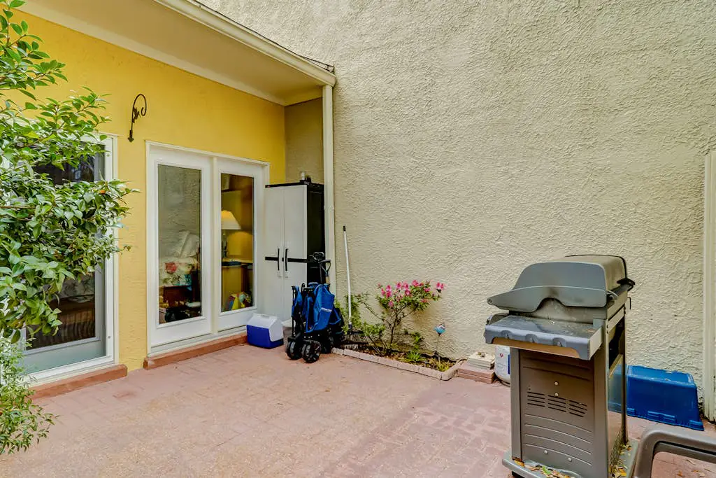 Townhouse Ideally Located Close to Beach w/Shared Pool, Free WiFi, AC, W/D