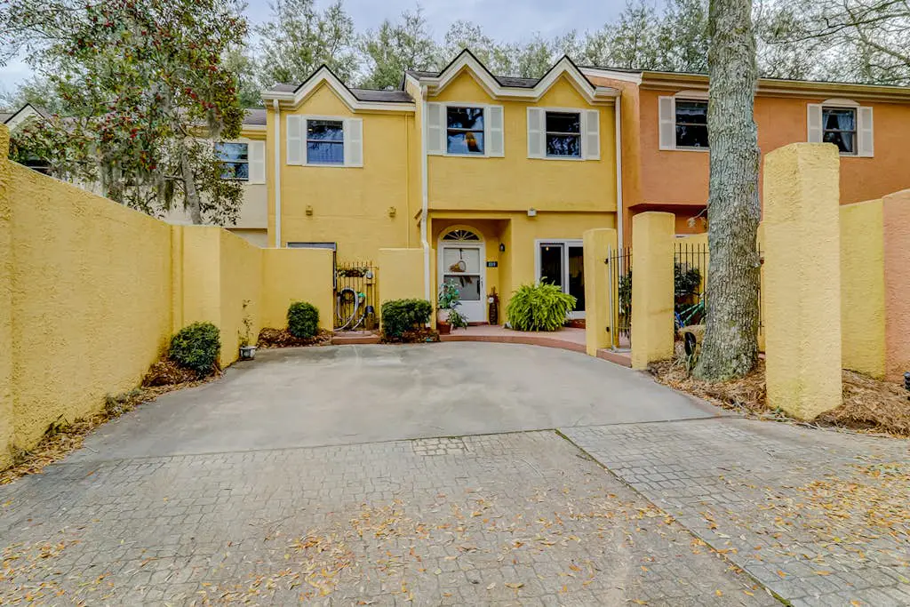 Townhouse Ideally Located Close to Beach w/Shared Pool, Free WiFi, AC, W/D