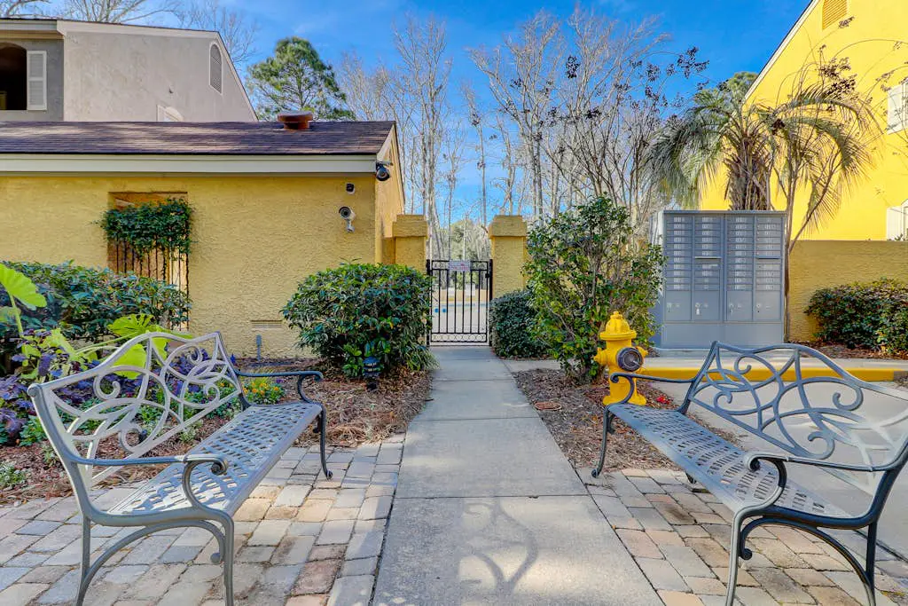 Townhouse Ideally Located Close to Beach w/Shared Pool, Free WiFi, AC, W/D