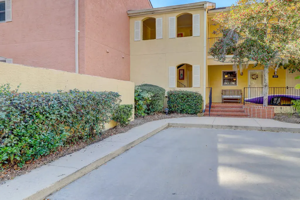Townhouse Ideally Located Close to Beach w/Shared Pool, Free WiFi, AC, W/D
