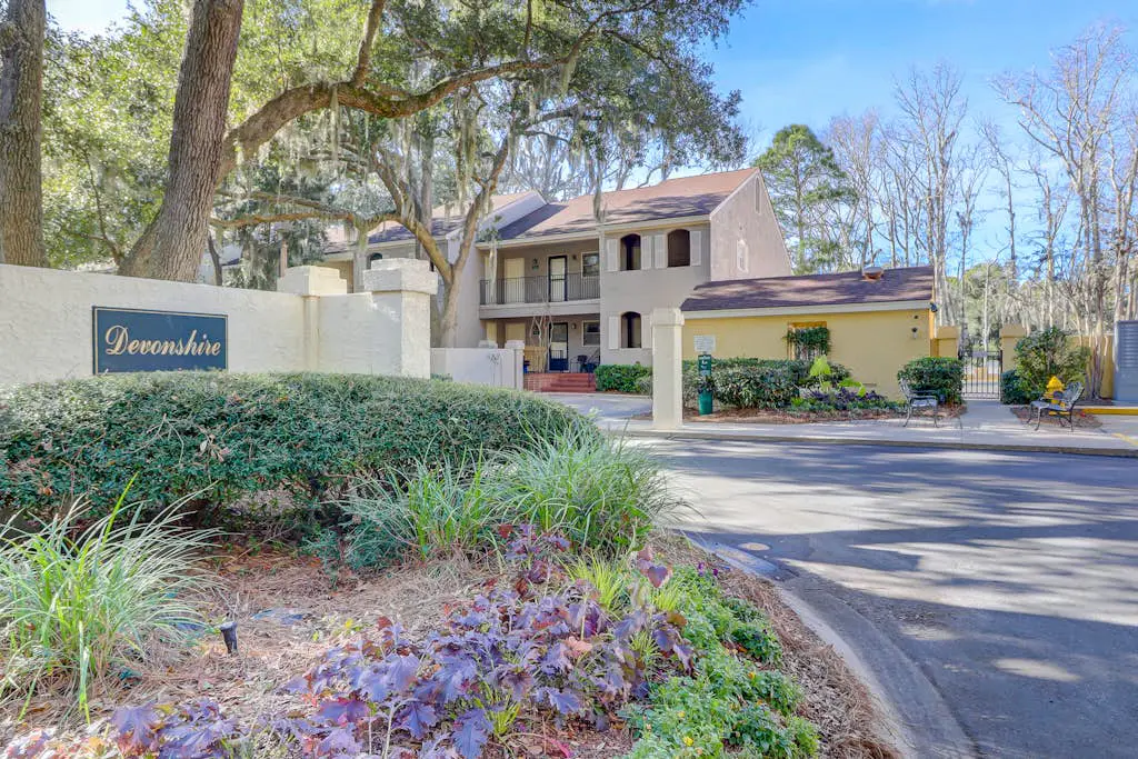 Townhouse Ideally Located Close to Beach w/Shared Pool, Free WiFi, AC, W/D