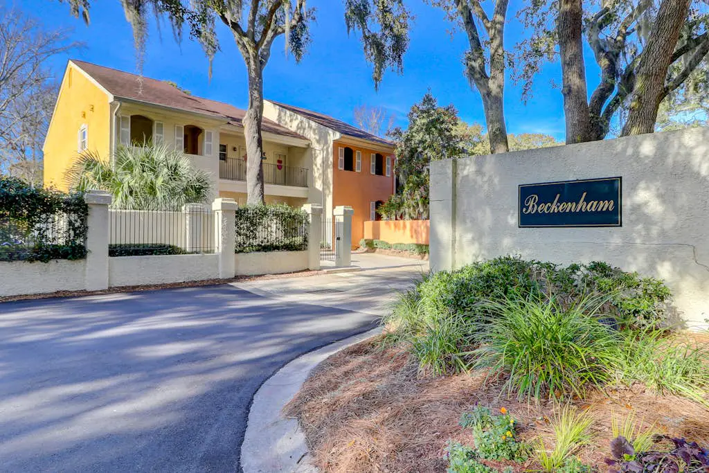 Townhouse Ideally Located Close to Beach w/Shared Pool, Free WiFi, AC, W/D