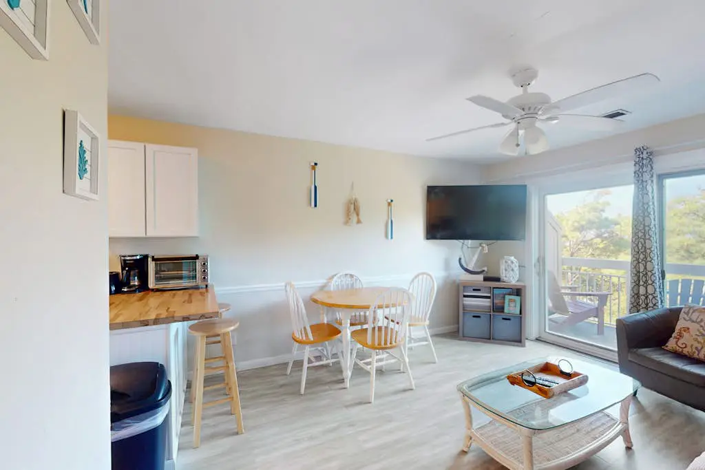 Dreamy Island Condo W/ Beach Access, Shared Pool, Private Balcony & WiFi