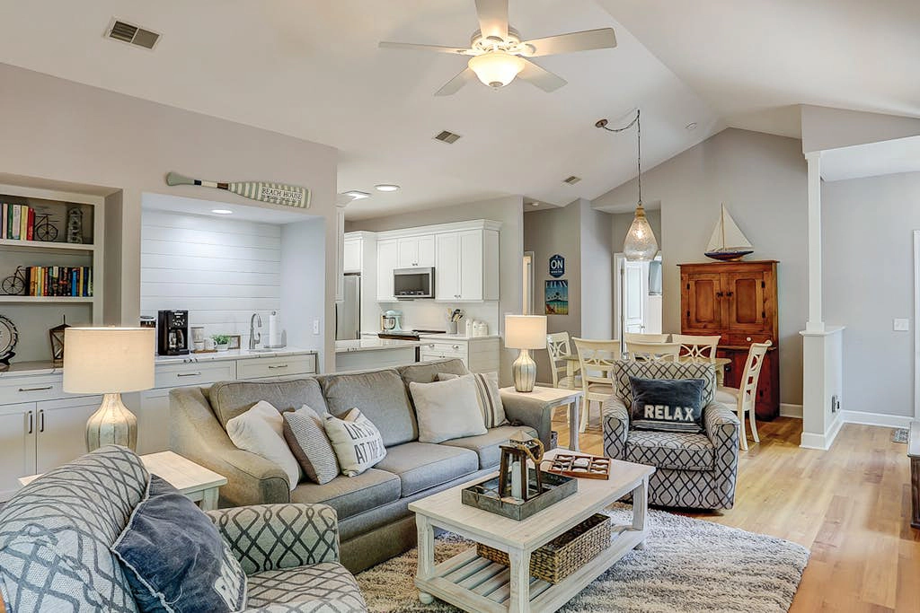 Spacious & Cozy Condo w/Central AC, Shared Pool, Private Washer/Dryer, Free WiFi