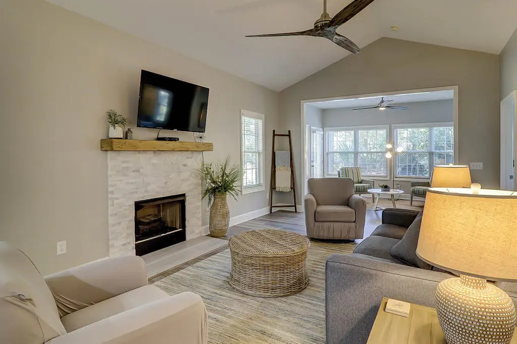 Spacious & elegant family condo with pool, free WiFi, AC, washer/dryer, & patio