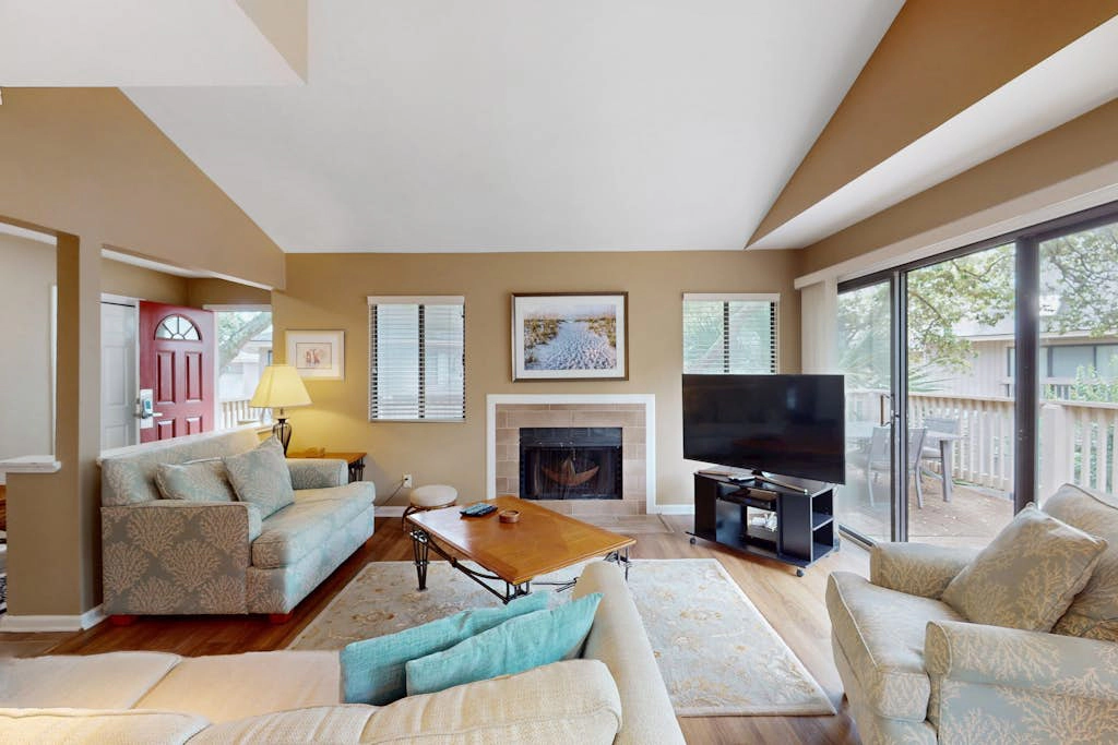 Conveniently Located Condo with Shared Pool and Tennis Court, Private WD, Free WiFi