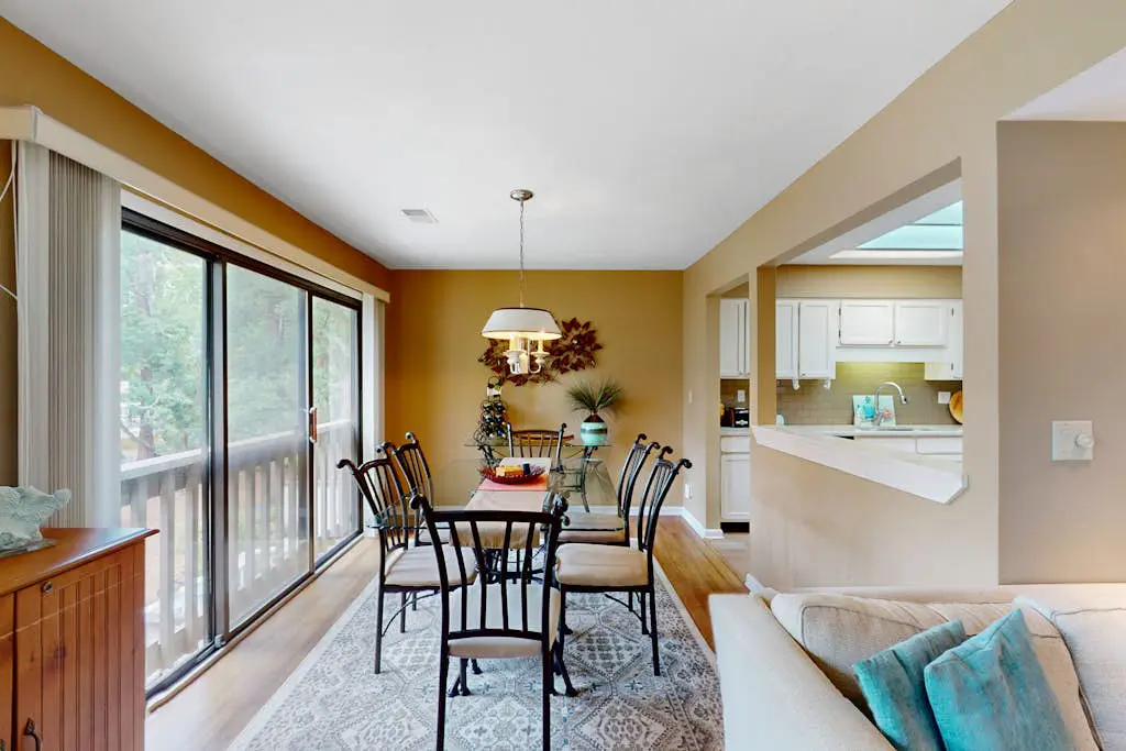 Conveniently Located Condo w/Shared Pool/Tennis Court, Private W/D, Free WiFi