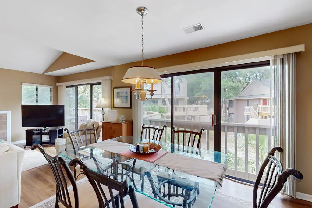 Conveniently Located Condo w/Shared Pool/Tennis Court, Private W/D, Free WiFi