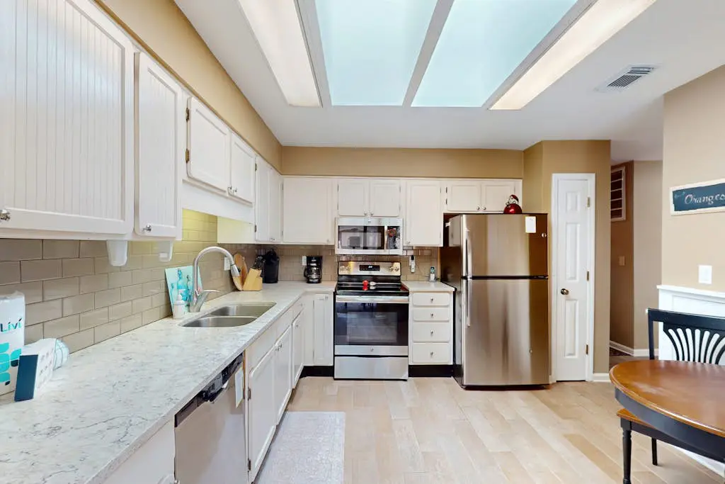 Conveniently Located Condo w/Shared Pool/Tennis Court, Private W/D, Free WiFi