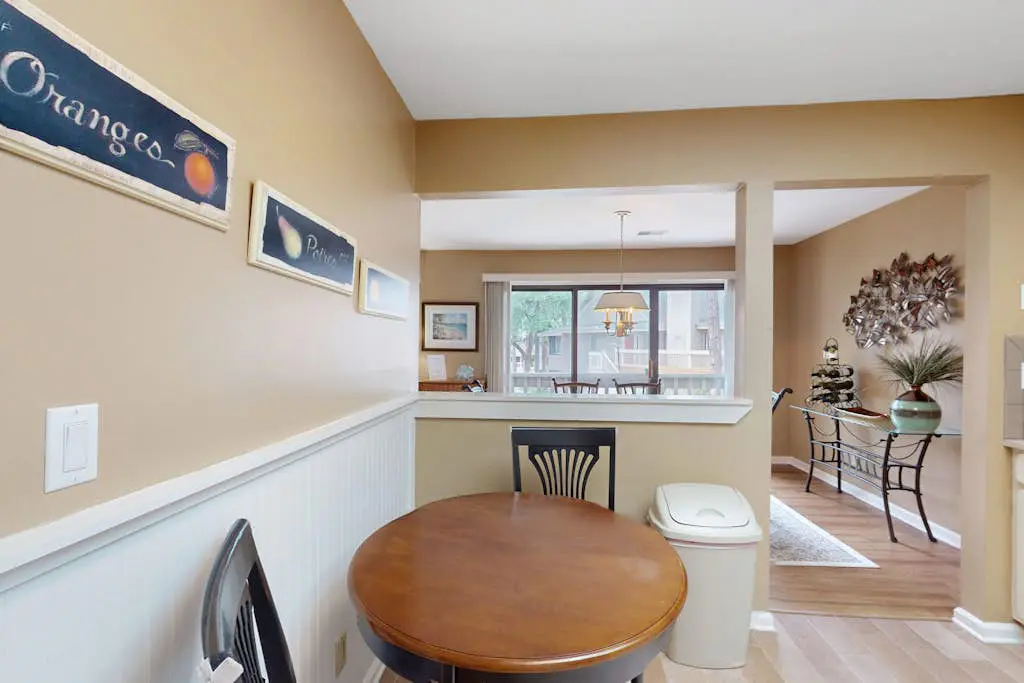 Conveniently Located Condo w/Shared Pool/Tennis Court, Private W/D, Free WiFi