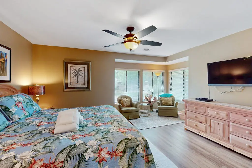 Conveniently Located Condo w/Shared Pool/Tennis Court, Private W/D, Free WiFi