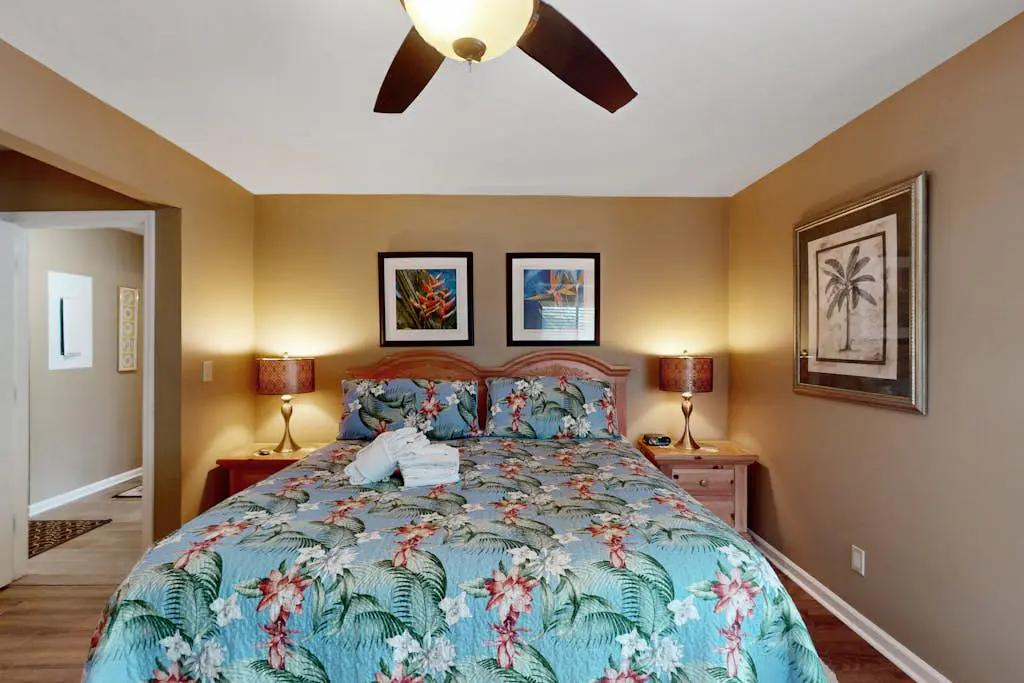 Conveniently Located Condo w/Shared Pool/Tennis Court, Private W/D, Free WiFi