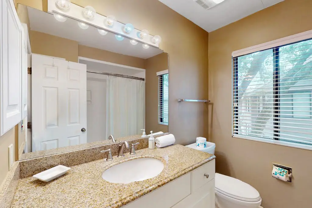 Conveniently Located Condo w/Shared Pool/Tennis Court, Private W/D, Free WiFi
