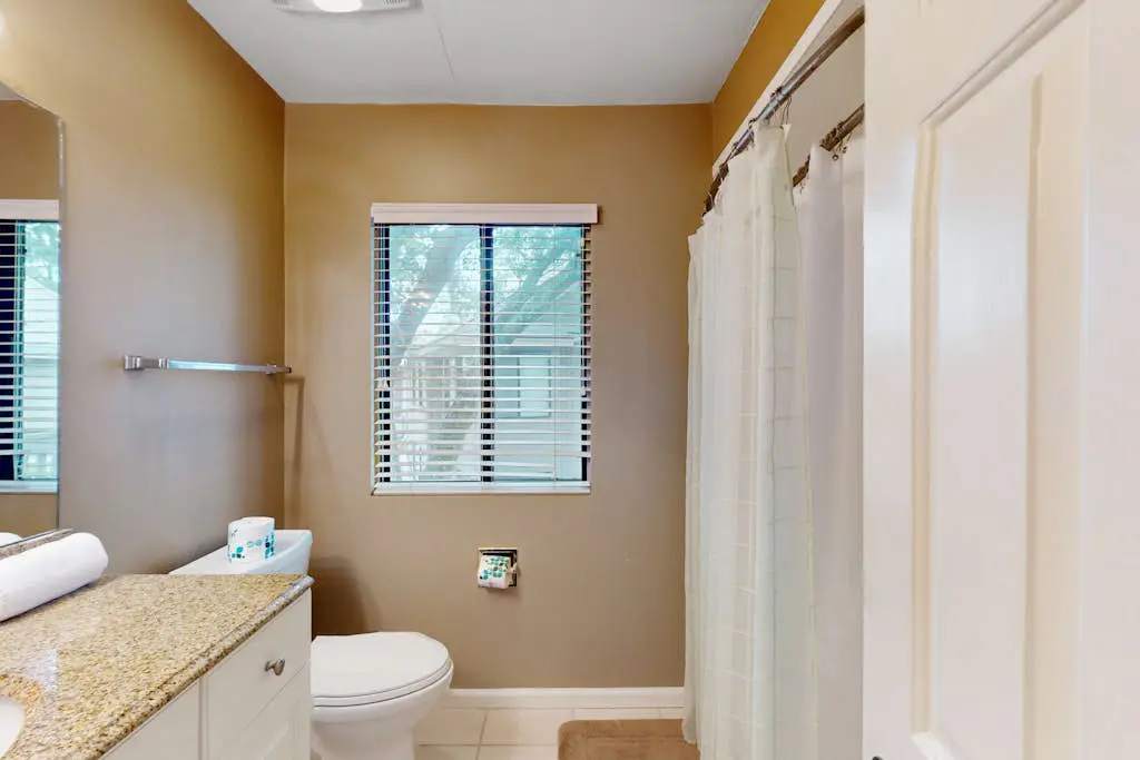 Conveniently Located Condo w/Shared Pool/Tennis Court, Private W/D, Free WiFi