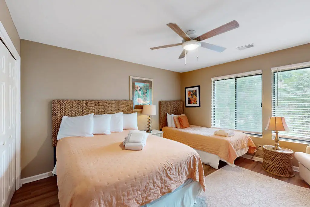 Conveniently Located Condo w/Shared Pool/Tennis Court, Private W/D, Free WiFi