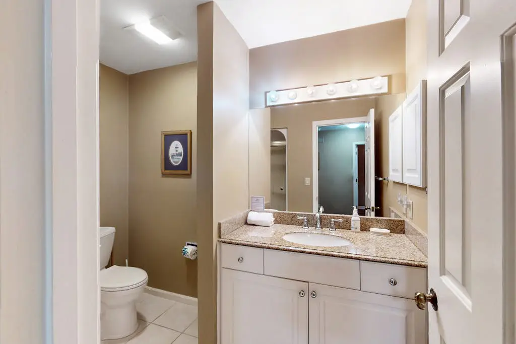 Conveniently Located Condo w/Shared Pool/Tennis Court, Private W/D, Free WiFi