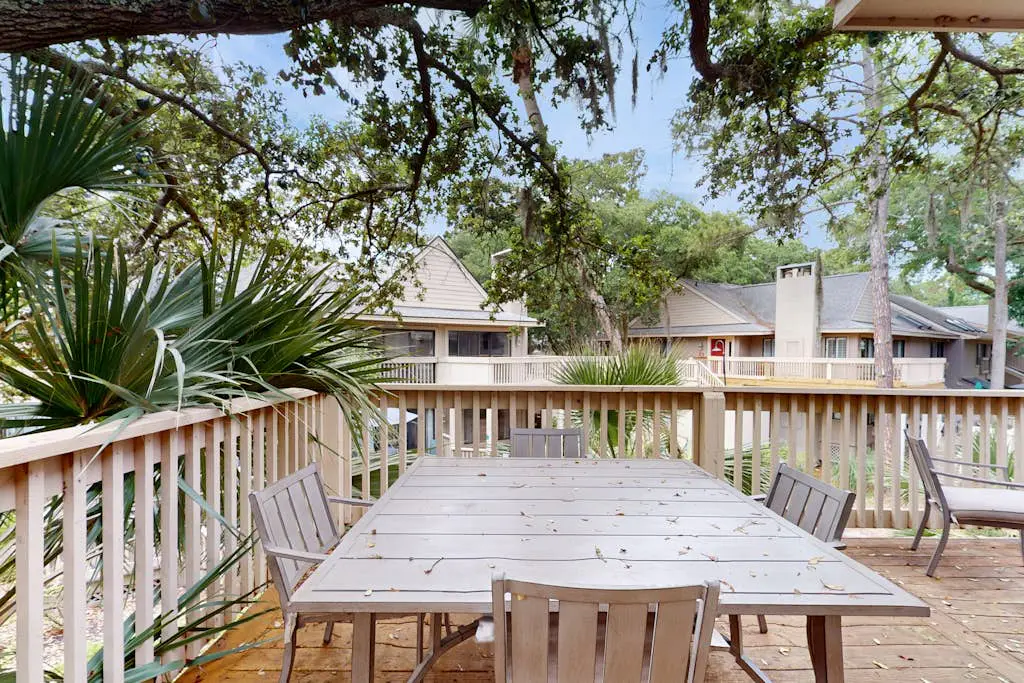 Conveniently Located Condo w/Shared Pool/Tennis Court, Private W/D, Free WiFi
