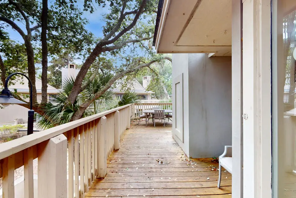 Conveniently Located Condo w/Shared Pool/Tennis Court, Private W/D, Free WiFi