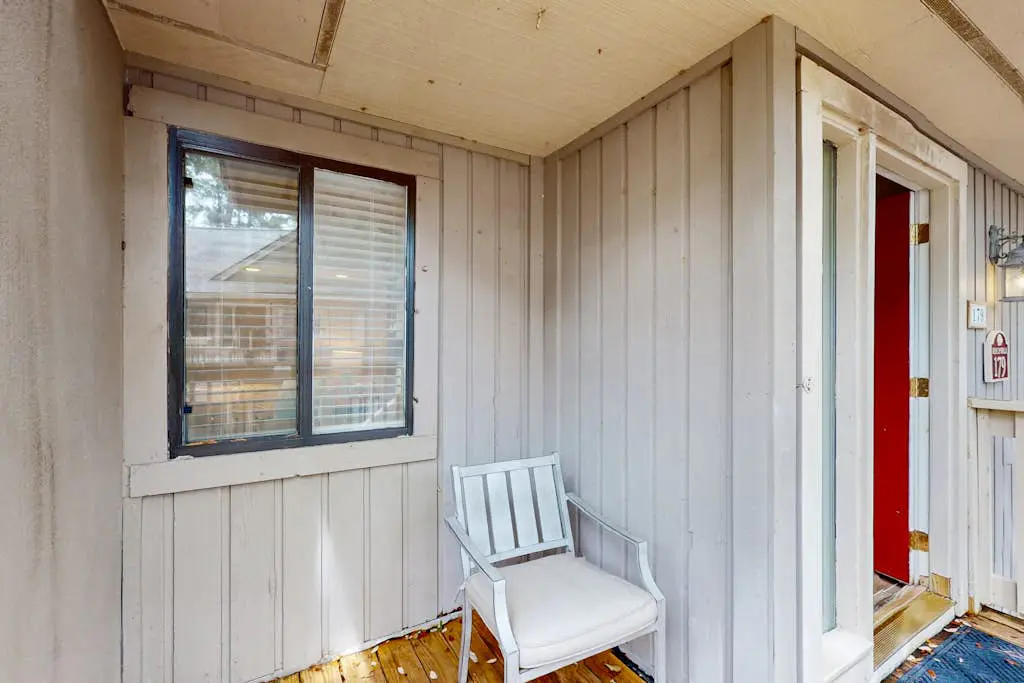 Conveniently Located Condo w/Shared Pool/Tennis Court, Private W/D, Free WiFi