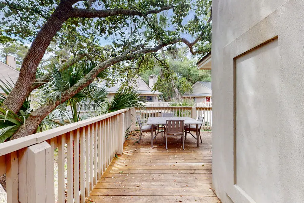 Conveniently Located Condo w/Shared Pool/Tennis Court, Private W/D, Free WiFi