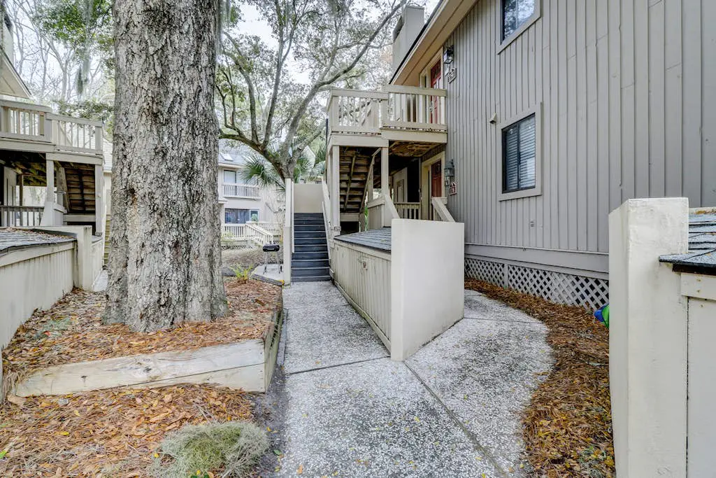 Conveniently Located Condo w/Shared Pool/Tennis Court, Private W/D, Free WiFi