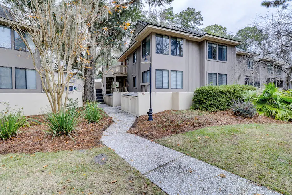 Conveniently Located Condo w/Shared Pool/Tennis Court, Private W/D, Free WiFi