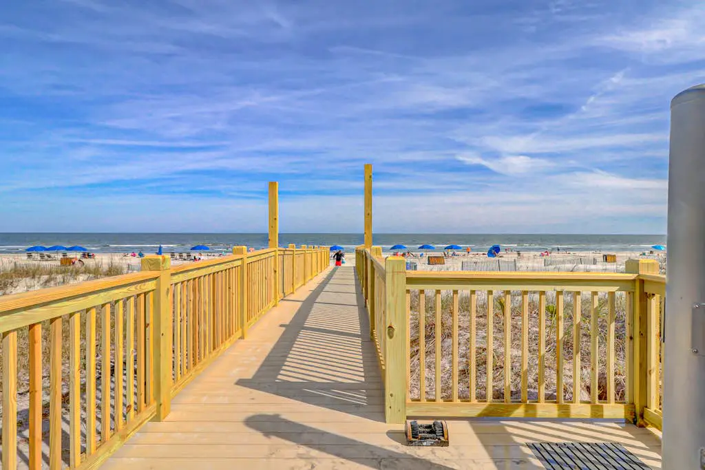 First-Floor, Oceanfront Condo w/Free WiFi, Balcony, Shared Hot Tub, Pool, Sauna