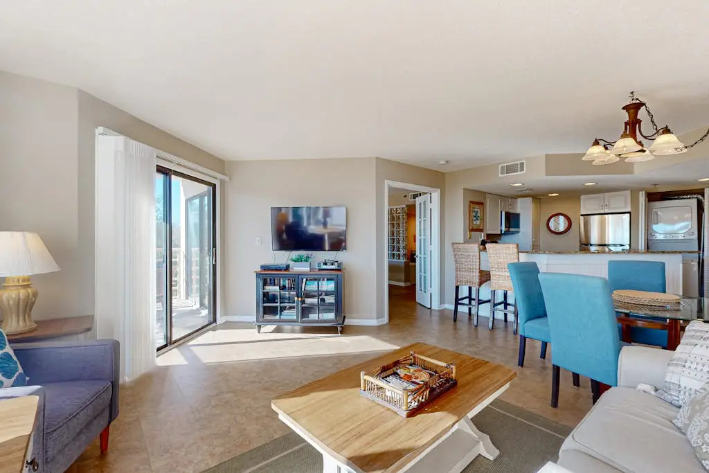 Ocean view condo with 2 balconies, new pool complex, hot tub & sauna