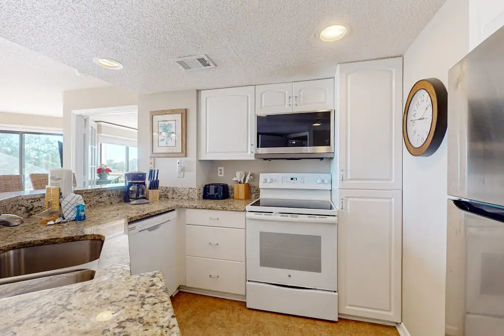 Ocean view condo with 2 balconies, new pool complex, hot tub & sauna