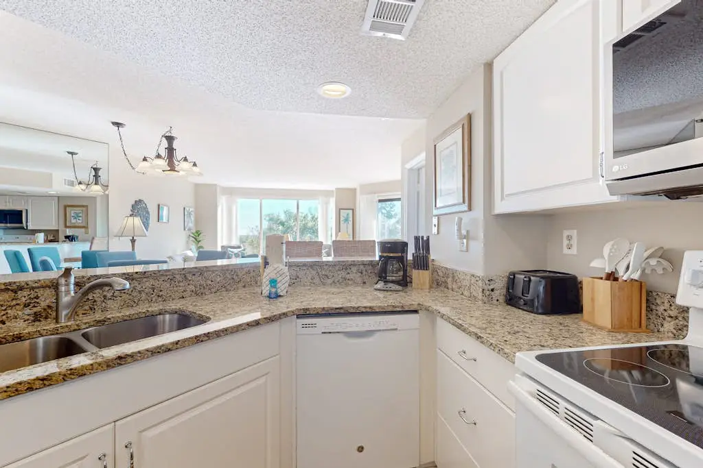 Ocean view condo with 2 balconies, new pool complex, hot tub & sauna