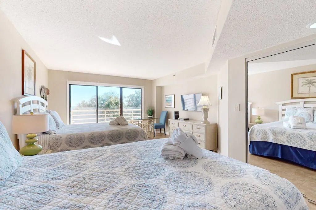 Ocean view condo with 2 balconies, new pool complex, hot tub & sauna