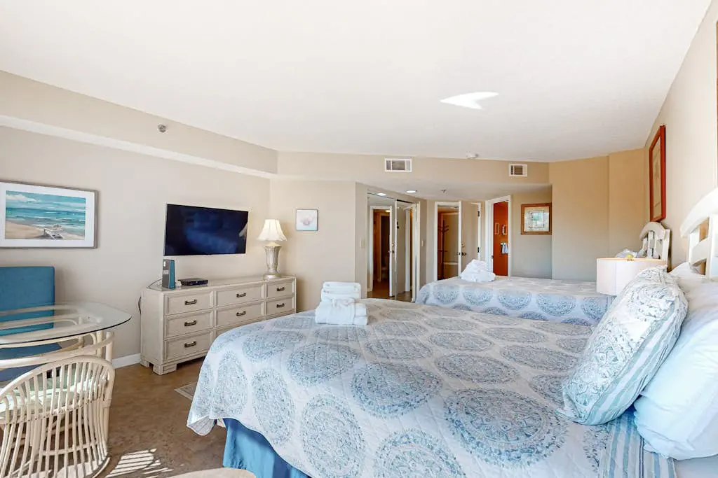 Ocean view condo with 2 balconies, new pool complex, hot tub & sauna